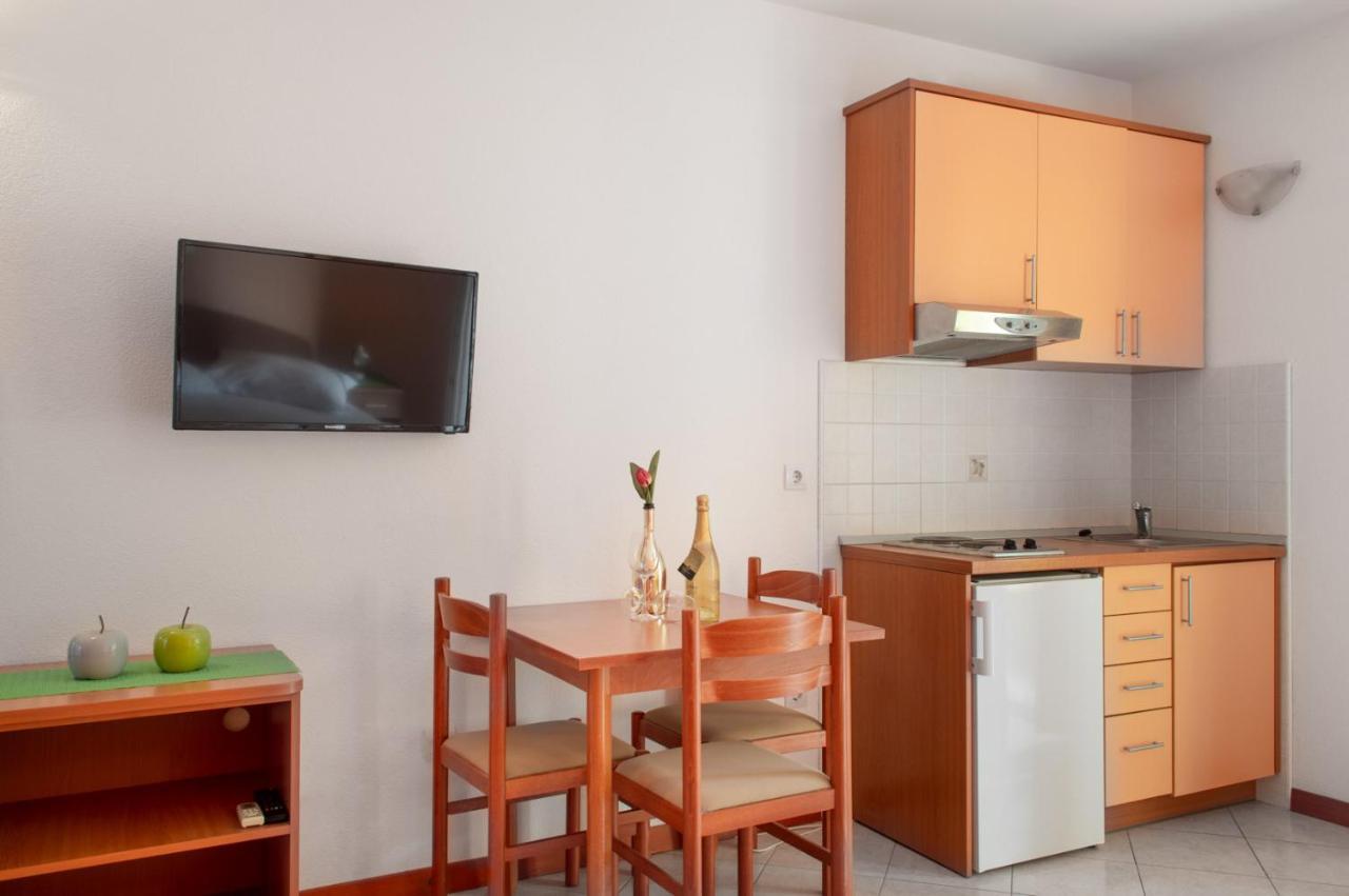 Apartments Promenada - Beachfront Tucepi Exterior photo